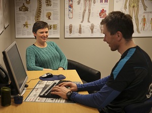 Pasient snakkar med fysioterapeut